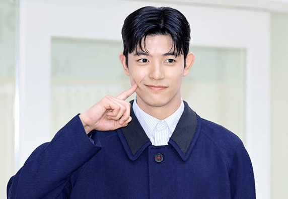 포즈짓는배우로몬