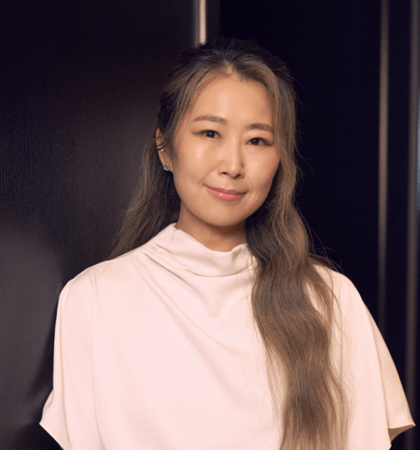 분홍색옷을입고있는매기강

