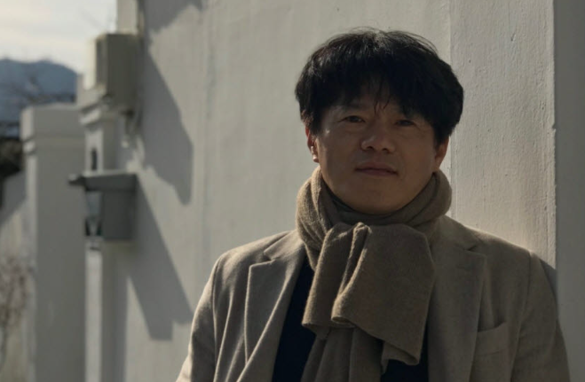 먼곳을바로보고있는빅구용교수