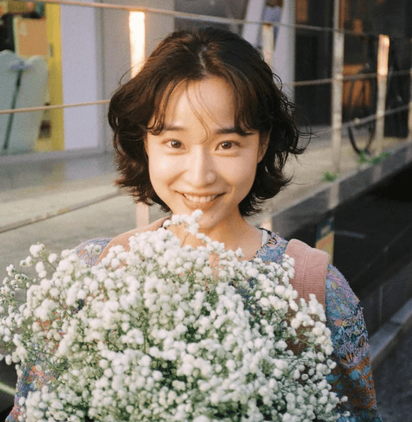 꽃다발을들고있는방효린