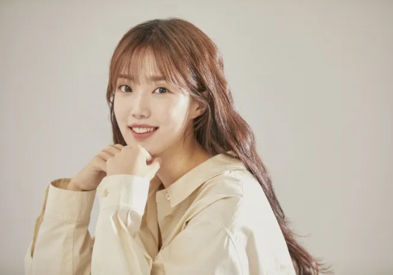밝게웃고있는윤서아
