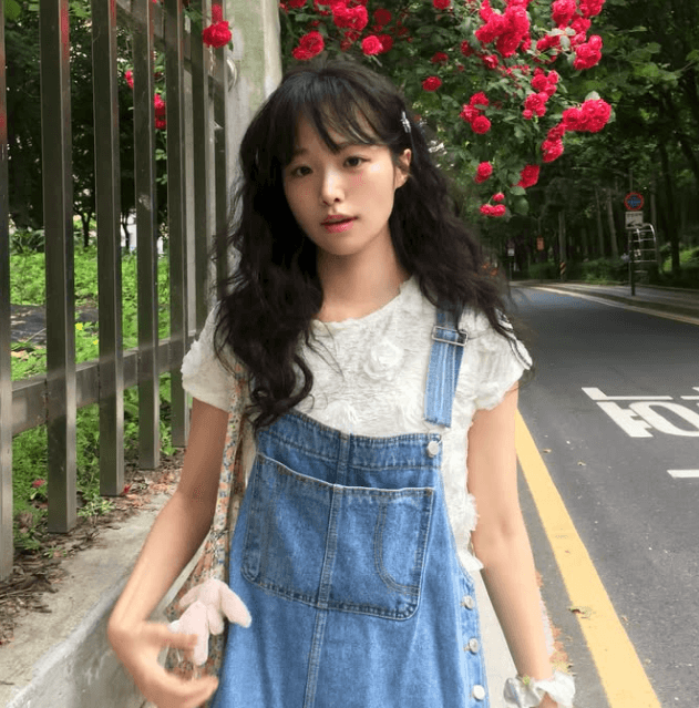 장미꽃앞에서있는정보민
