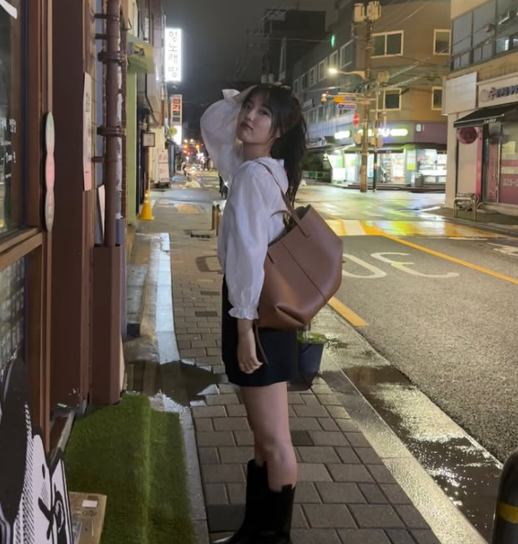 거리에서포즈취하고있는윤서아