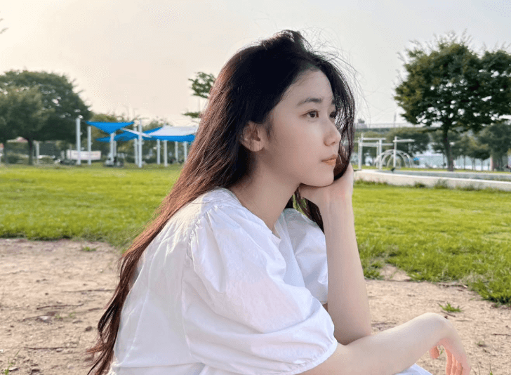잔디밭에앉아있는이레