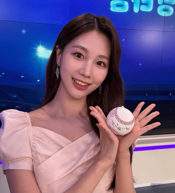 싸인야구공을 들고 좋아하는 김간현아나운서