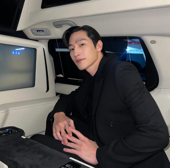 차에서포즈취하는노상현