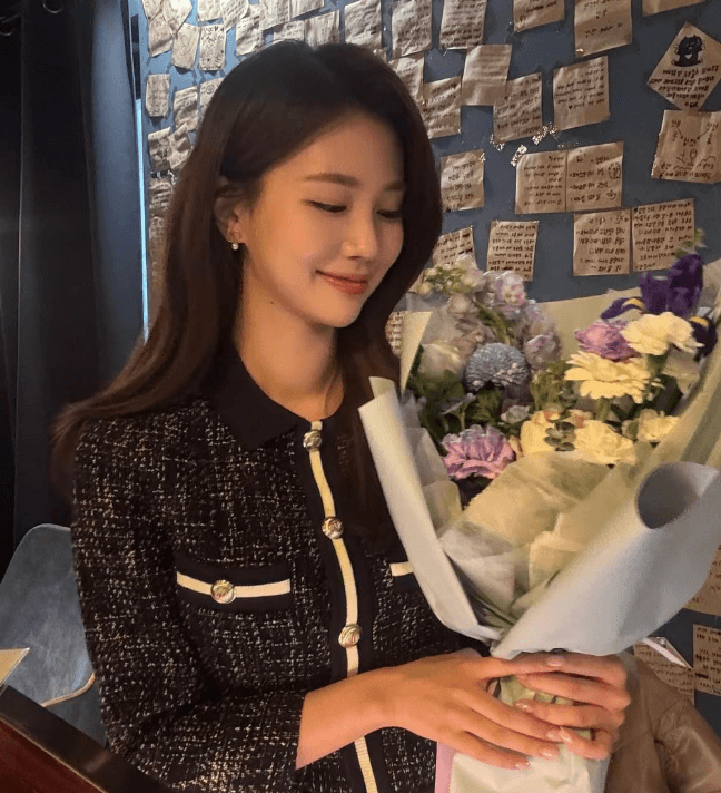 꽃다발을 들고있는 김간현 아나운서