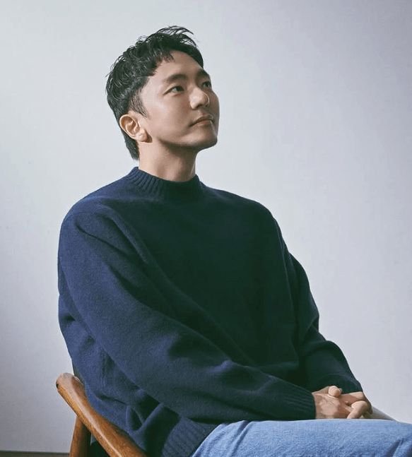 의자에 않아 인터뷰하는 박천휴작가