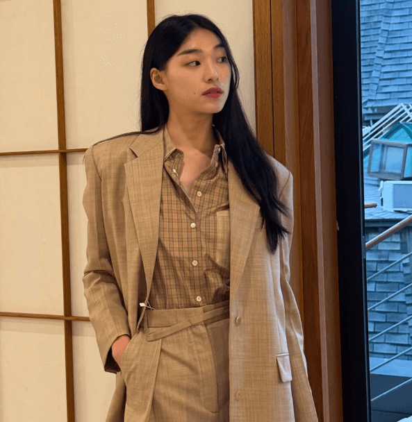 포즈취하고있는김설희